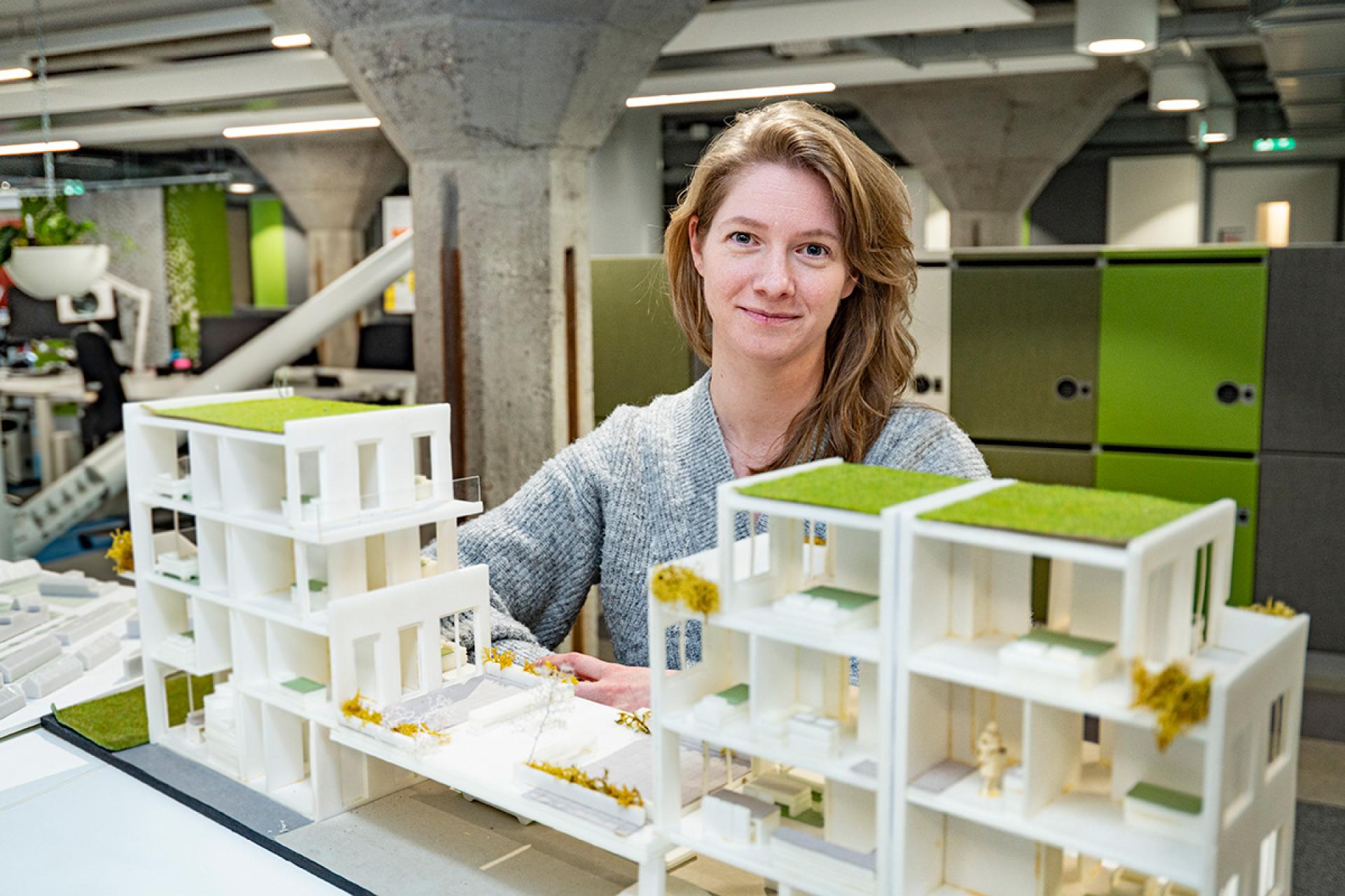 Charlotte Meulenbelt Ymere met maquette, Martin Waalboer