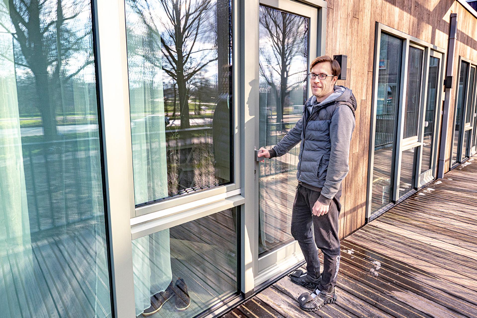 Bewoner bij deur Houtbouw Nieuw-Vennep Ymere Martin Waalboer